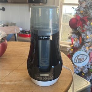 Baby Brezza Black and White Smart Bottle and Breastmilk Warmer